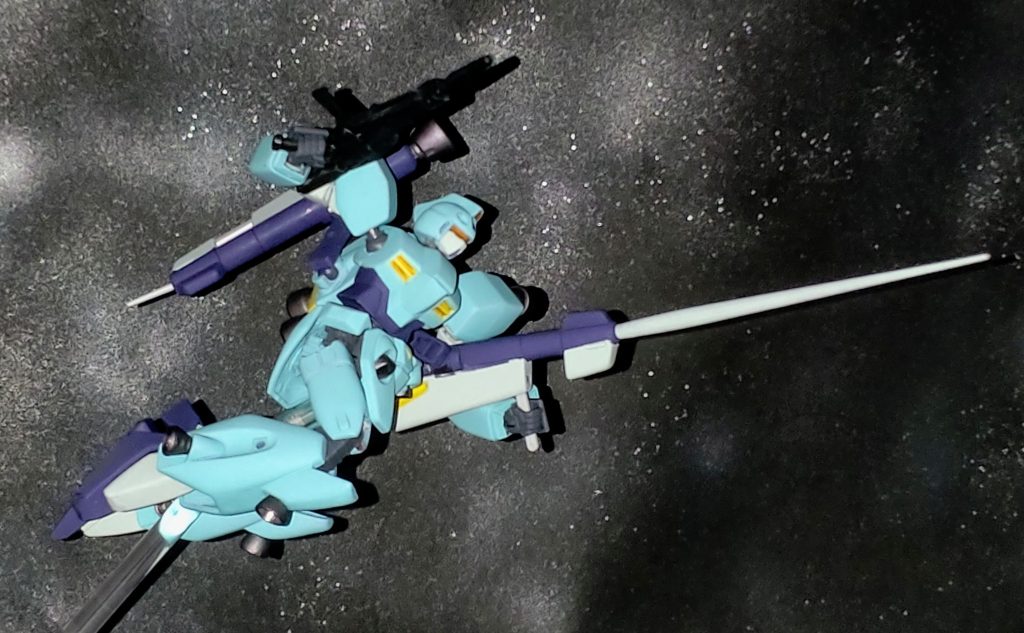 ショットランサーで突撃するポーズ。原作だとこのようなシーンはないのですが、Gジェネでこの動作を行うシーンを見て以来、ようやく実現出来ました。このキットではショットランサーをうまく構えることもテーマにしています。