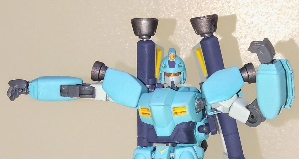 上半身。胴体は首パーツをHGUCF91、腹部をHGFAウイングゼロカスタムのパーツを流用しました。首関節を二重化し腹部をスリム化してみました。腕部はボールデンアームズ付属の関節パーツにHGFAウイングゼロカスタムの上腕部分を組み合わせ、胴体との接続をプラパイプ・ポリボール式に変更しました。