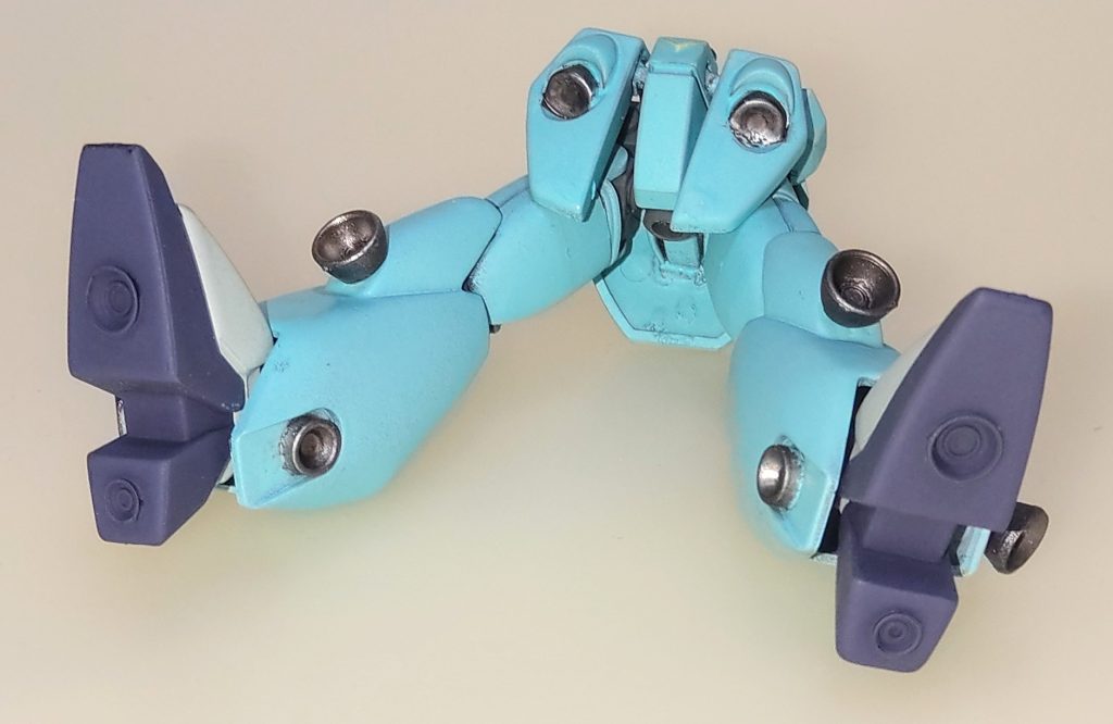 下半身。HGUCF91のパーツにジャベリンの外装を組み合わせました。スカートアーマーの接続はMSハンド付属のボールジョイントを使用しています。足裏は設定通りエポキシパテで埋めた後、コトブキヤのバーニアパーツでディテールアップしています。