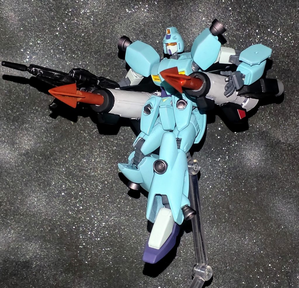 メガスピア装備でのポーズ。大型かつ取り回しが悪い設定ですが、実際にポージングしてみるとやはり迫力があります!