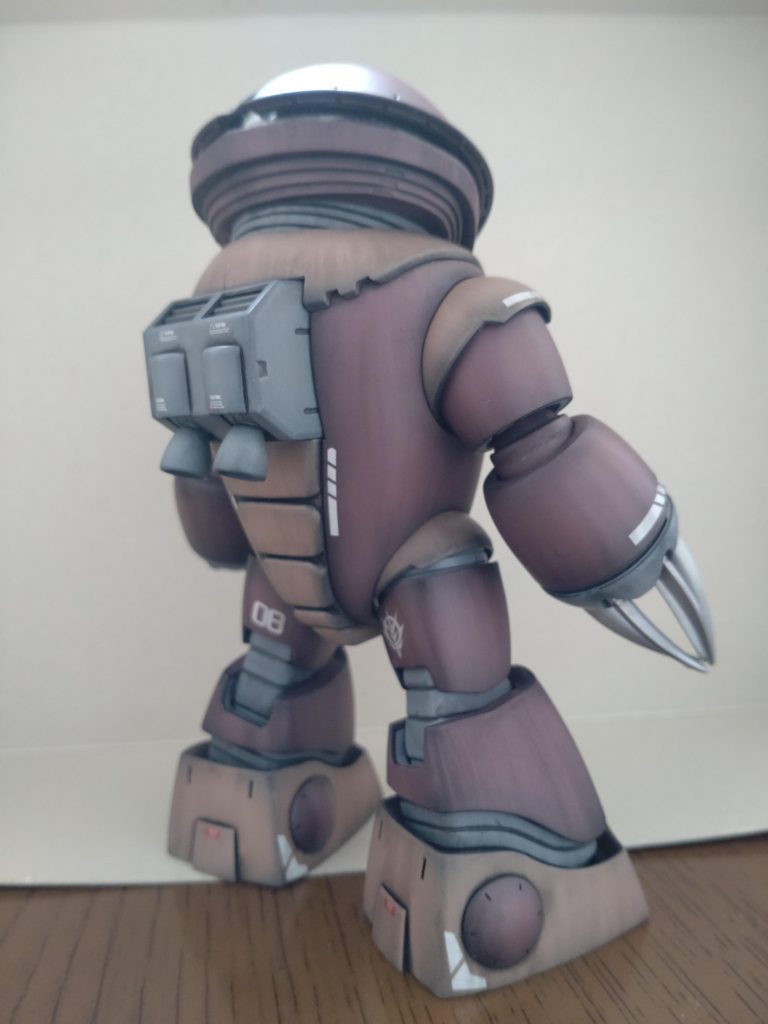 デカールは市販のと、前回のドムで使ったデカールの余りを使用。赤や黄色のラインも入れたかったのですが、デカール無くて断念。じゃぁ、塗れば…とも考えたのですが、面倒で断念（笑）