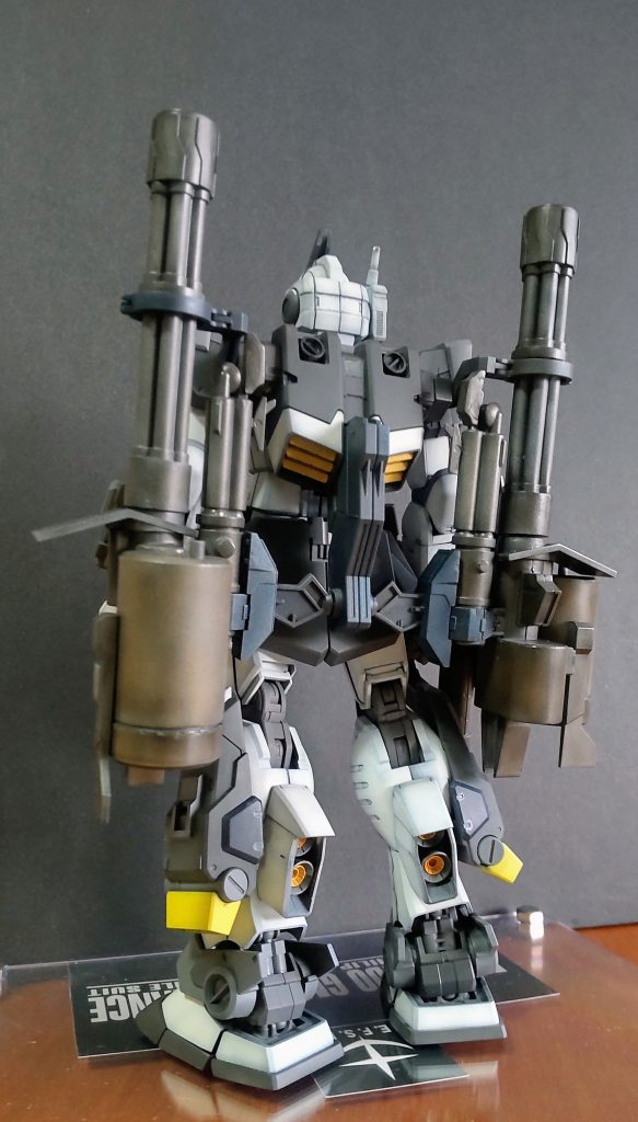 バックパック、ガンタレット、マガジンの色合いを考えて塗装しました。