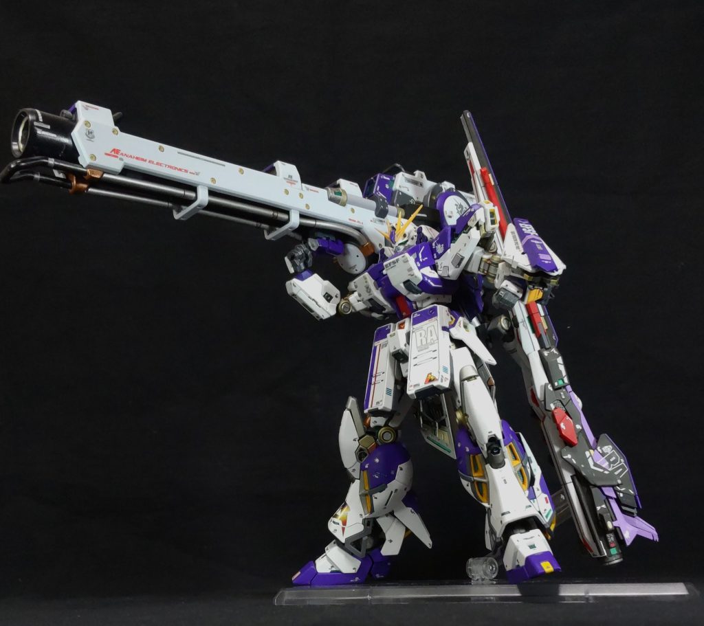 「担ぐ」と言って本当に担げるのか❓️と思われるでしょうがちゃんと担げます、本体はアクションベースに固定ですけど😅。腕の強度は流石RGです。