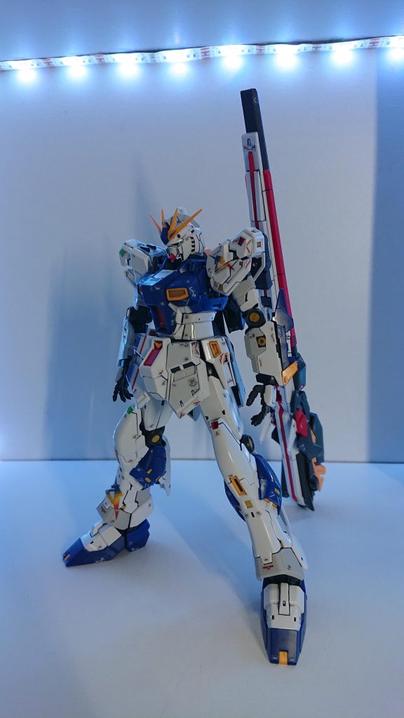 立像の状態の装備で立たせてみました。RGνガンダムが傑作中の傑作なのでまぁこのガンプラも大当たりって訳です。カッコいい！！！！！