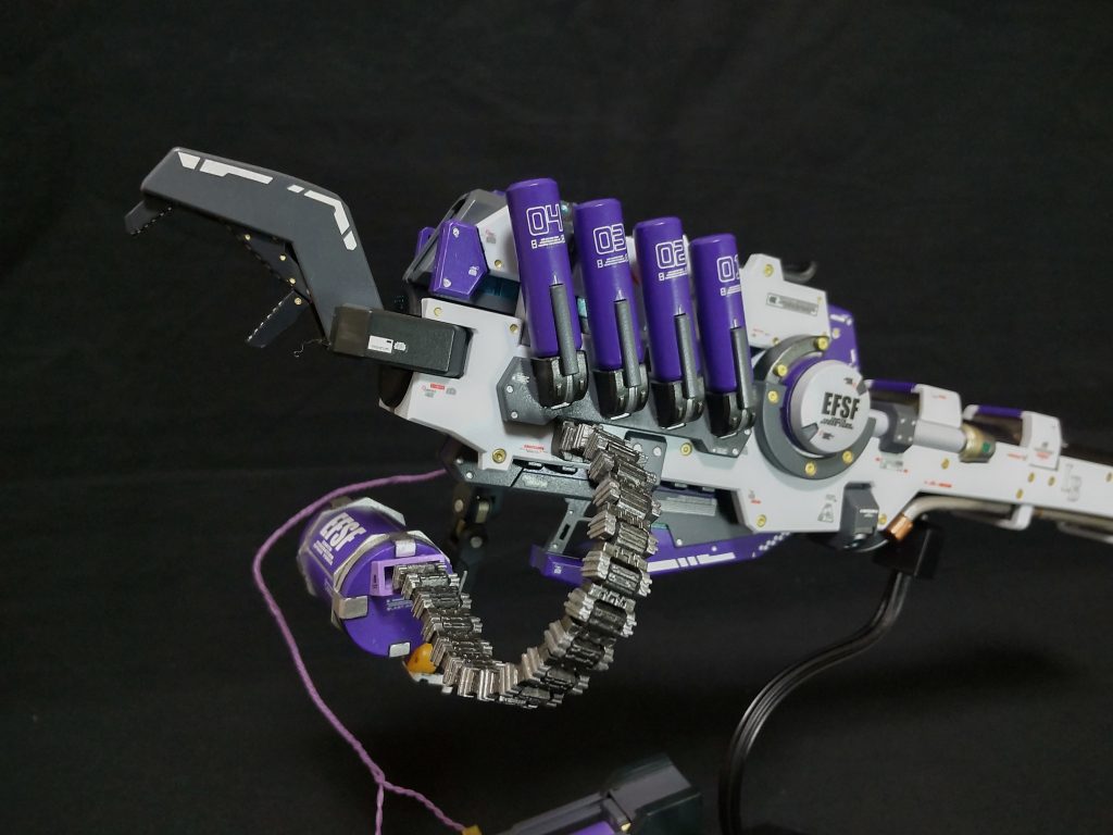 ベルトリンクを付けた場合はこんな感じ。コトブキヤのベルトリンクを使用。このベルトリンク、MGのシャア専用ザクを作る際に、ベルトリンク式のザクマシンガンにしようと思い購入したのですがベルトが短くて断念😓したもの。