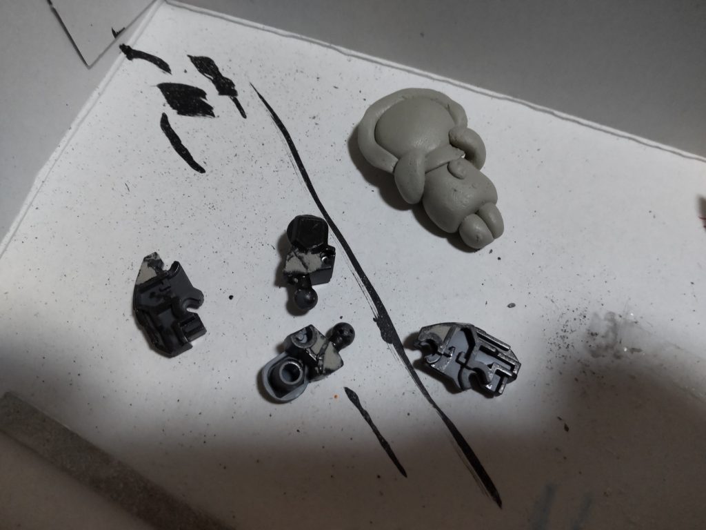 キット自体の出来は良いのですが、肉抜きが気になる部分もチラホラと。パテ埋めしたのですが大幅に余ってしまったのでエリクトを召喚しました。