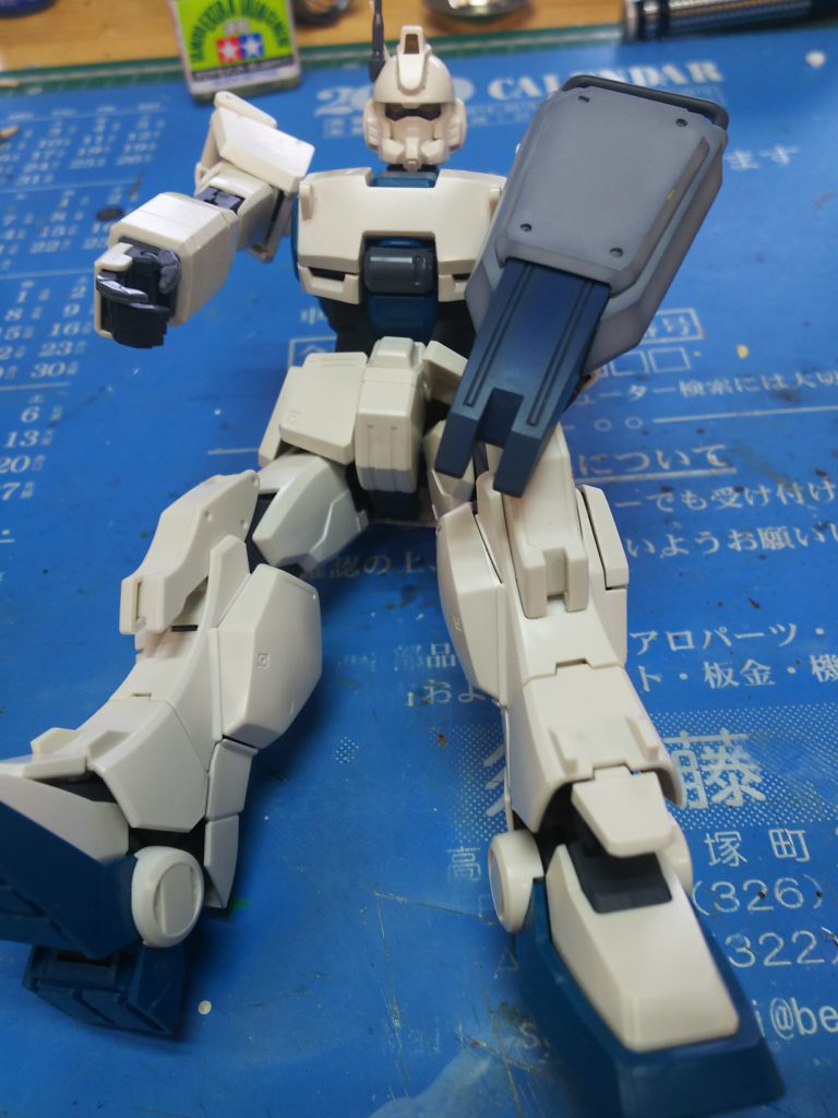 Ez8は、首・肩・股関節関係を大きく広げられ腰はかなり逆くの字になるよう加工しました。ホバートラックは、無加工です。全機体には各所磁石を仕込んであり又台座側にも磁石を仕込んである為いつでも単一で使いまわしできるようにしてあります。