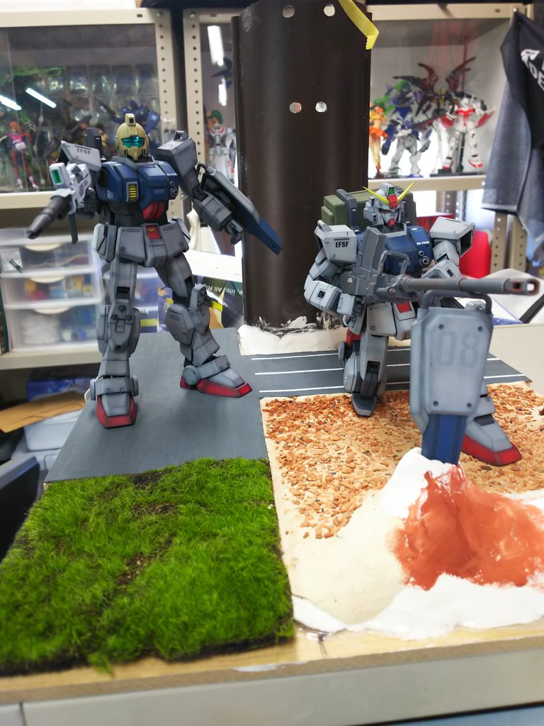 陸戦型ガンダムはヒザ立ちの足関節(膝立による肩の水平ライン出し、通常斜めにらっちゃう)・180mmダブルハンドの為の肩と肘関節の可動域拡張加工・物理的に盾は短いため傾斜のある地中にぶっ刺してスタンドさせる方式としました。ジム頭は鬼肩になるように加工。(肩が上がってると、それだけで格好良い為)