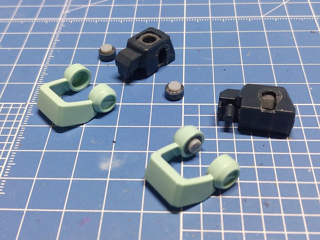 アンクルガードの後はめ加工は「エンデのジムII」とは違う方法でやってみました。足パーツの出っ張りを切断、裏側に5mmのプラ棒で可動軸を作ります。足パーツの下側から取り付けられるように溝を作ります。