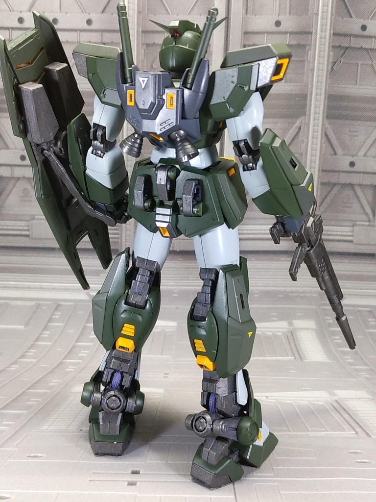 中身のF90です。ハードポイントカバーをダークグリーンではなくTS-70 OD色(陸上自衛隊)で塗って色味に変化をつけてみました。バックパックはMSファントムグレーで塗装しています。