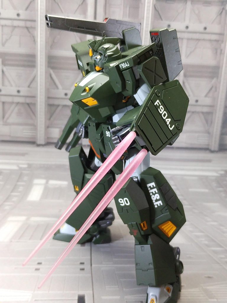 ビームサーベルはF90の物だと長く感じたのでHGの短めの物に交換しました。