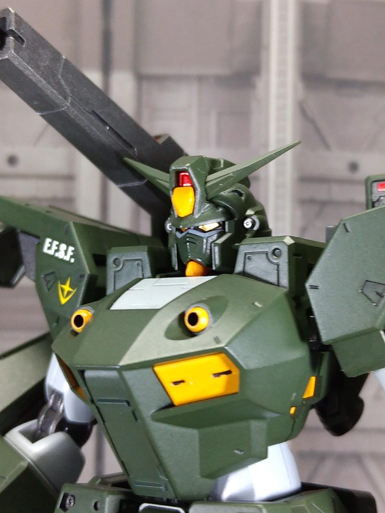 センサー類はガンダムマーカーを使用しました。ツインアイはイエローゴールド、額などの赤はロイヤルメタレッド、仕上げにクリアー光沢を塗っています。