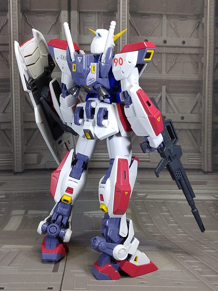 F90 2号機ロールアウトカラーと差をつけるために赤いパーツをピンクよりの赤で塗装しました。白→MSホワイト青→MSブルー黄色→MSイエロー赤→ルナマリア専用機ピンクビームライフル→MSファントムグレー胸や腰のダクト周り→黒鉄色関節などABSのパーツは無塗装です。