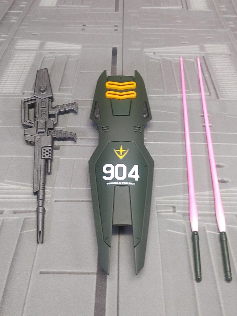 ビームライフルとシールド裏は焼鉄色で塗装。ビームサーベルはF90の物をガンダムマーカー蛍光ピンクで塗装後、根元部分にホワイトを吹き付けてグラデーションを入れています。