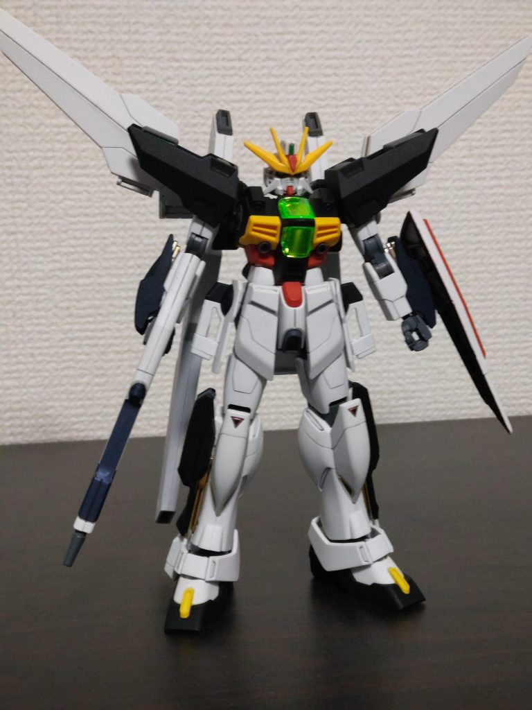 ガンダムエックスシリーズの主役機はそれだけで洗練されており完成度が高いと自分は思っているのでもうミキシングの必要、色変えの必要がないのでそのまま塗装しました。おでこの赤い所色分けではないのかと少し嘆いた2025年。昔のガンダムエックス系のキットはいっぱい作った記憶があったのでなんとなく作る機会がなくこの年が明けるちょい前までノータッチだった私。