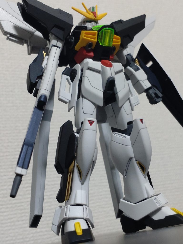 カトック・アルザミールとガロード・ランが見上げたようなアングルで。おでこ以外はシール貼ってますがそれでも白地も何もかも塗装しました。シールもトップコート吹いたら全然気にならないっす。