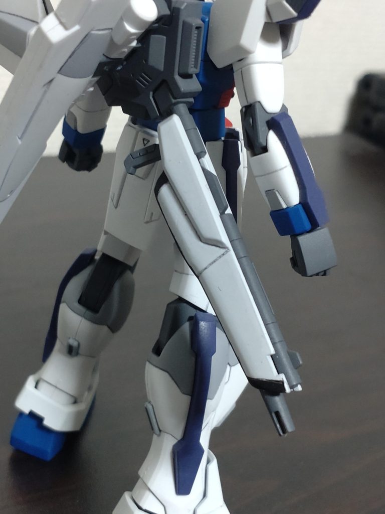 おまけですがなかなか塗るのがおっくうだったシールドバスターライフルも塗りました。あと足首周りの装甲の塗装も一部変更しました。マスキングは難しい……