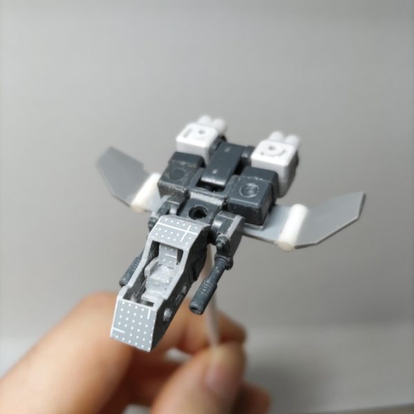 機首部分を作り直した。コックピットの座席の回転も改善してよりスペースに合うようにした。（4枚目）