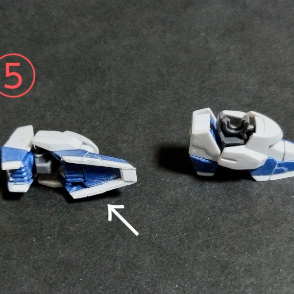 エアリアル製作で時間が無いのですが、少しだけプロポーション調整をします！最近のキットは構造的に切り貼りができないので少々のパーツの加工で乗り切ります🙏①肩の付け根のパーツを少し削って角度を付くように加工。②加工の前後の比較！ここまで位置が変わります。③股関節の可動パーツにプラ板でスペーサーを造り脚の付け根位置を移動。④でここまで位置が変わります。⑤足裏にプラ板を貼ってかさ増しします。時間も無いので改造はこの辺が限界ですね💦（5枚目）