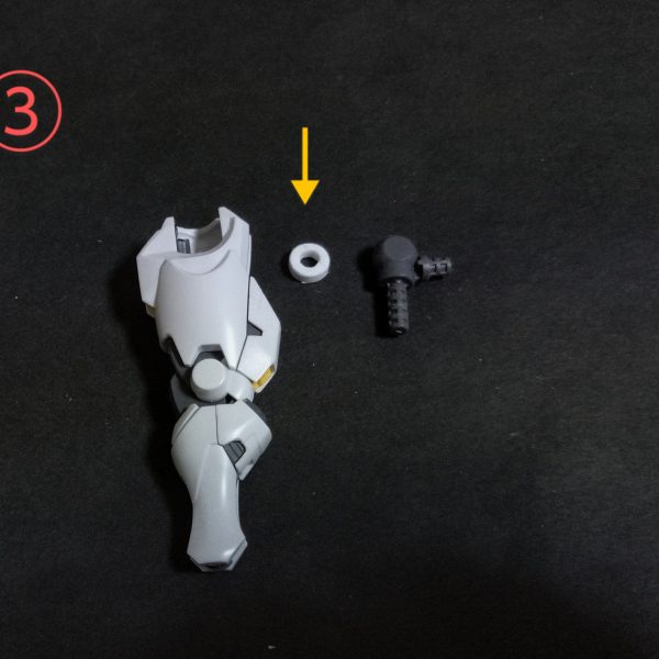 エアリアル製作で時間が無いのですが、少しだけプロポーション調整をします！最近のキットは構造的に切り貼りができないので少々のパーツの加工で乗り切ります🙏①肩の付け根のパーツを少し削って角度を付くように加工。②加工の前後の比較！ここまで位置が変わります。③股関節の可動パーツにプラ板でスペーサーを造り脚の付け根位置を移動。④でここまで位置が変わります。⑤足裏にプラ板を貼ってかさ増しします。時間も無いので改造はこの辺が限界ですね💦（3枚目）