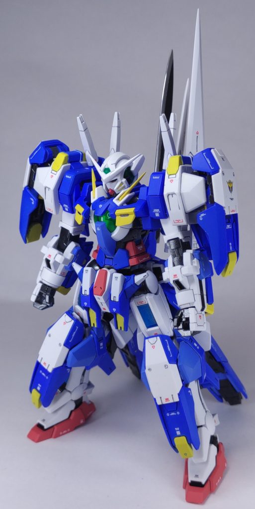 今回のキットですが、発売は2010年ということで15年前のキットとなっています。最近のキットに比べたら色分けがあまりされておらず、シール頼りな部分が多めのため、マスキング地獄を避けて通ることは出来ませんでしたｗそれに加え、ブルーとホワイトに関してはRGのような感じでそれぞれ2種類の色を調色してさらに塗り分けしているので塗装が大変でした。色見本はRGのアヴァランチを参考にしました。ブルーには「蛍光ピンク」を隠し味程度に加えることで、発色をさらに良くしています。メカ部分は下地に光沢ブラックでテラッテラにし、上からガイアカラーのスターブライトシルバーの粒子を遠くから振り掛けるイメージでメタリック塗装。METAL BUILDの合金のような質感を出せるので表現方法の１つとしてかなり気に入っています。他のスケールのエクシアだとホログラムシールを貼るような部分に関しては、クリアブルーのキャンディ塗装を施しています。