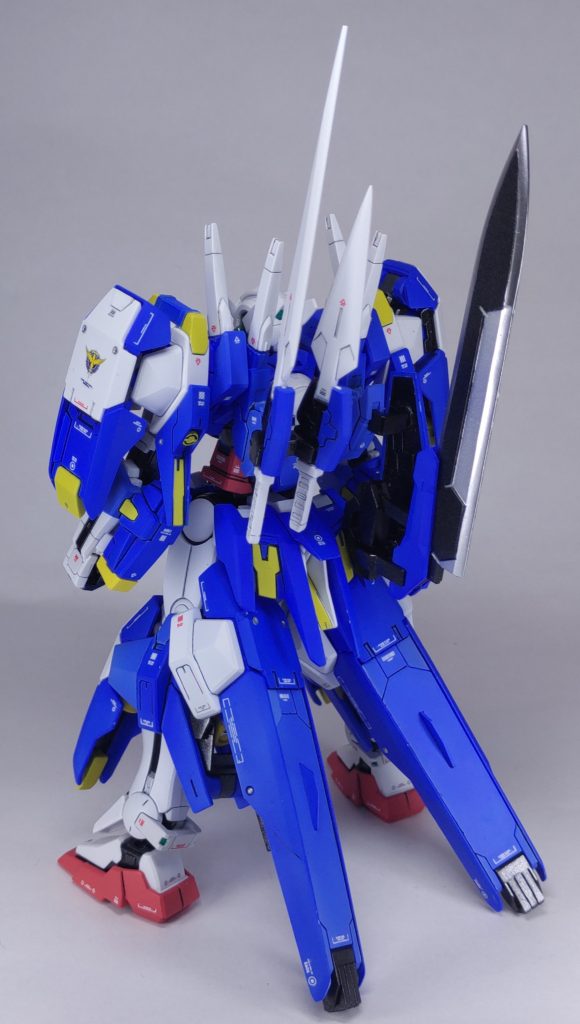 エクシアがゴツイってめっちゃ良い。というわけで後ろ姿。セブンソードが背中の一箇所にまとまってるのがたまらなくカッコいいです。左右非対称の感じもνのファンネルを思い出します。足首のセンサー部だったり追加したリベットモールドだったり、ワンポイント付け加えるだけでも随分と印象が変わります。ディティールは元から割とみっちり詰め込まれているため、スジ彫りの追加とかは意外とあまりしていないです。その分、塗り分けとデカールの数で情報量を増すようにしました。エクシアがめちゃめちゃ好きというのもあると思いますが、思い出補正も含めて作るのが楽しすぎました･･･ｗ