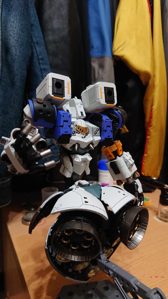 背中に装備されたギガンティクアームユニットは強力なレールガンを放つ兵器に改造されている。