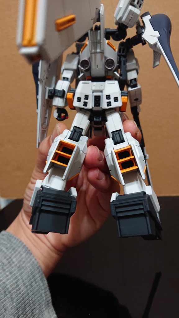 マスキングするのが面倒な部分をEXブラックで筆塗り。(こっちは希釈済み)