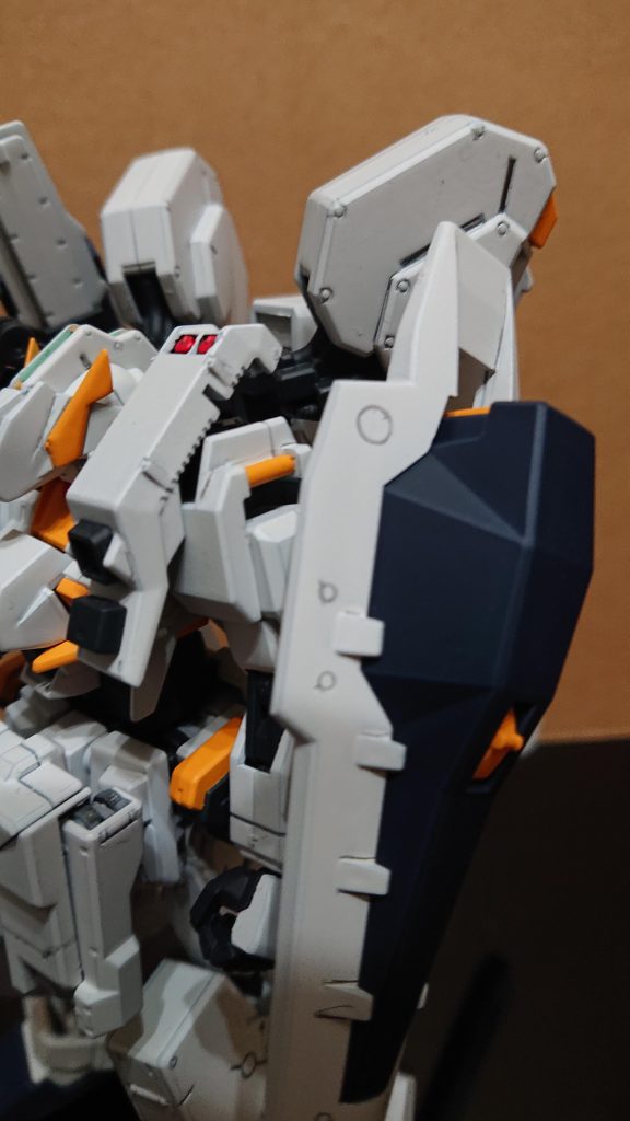 肩やふくらはぎパーツはマスキングしてマンダリンイエローを二度吹き