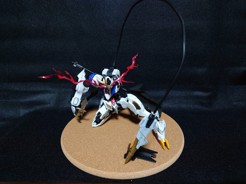 やれること、使える時間、お金、全て注ぎ込み作り上げました。小三の頃初めて見たガンダム。最終話でボロボロになりながらも仲間のために、目的のために、全てを使いギャラルホルンを圧倒していくルプスレクスに心を打たれ…一生消えない傷をつけられました…。そんな彼を作り上げれたこと、理想の姿を作品にできたこと、心から嬉しく思います。この作品は冬季アメパラプラコンに出しますので、青森市出身の方がいましたら是非足を運んで見ていただけると嬉しく思います！それでは次回の作品で会いましょう。