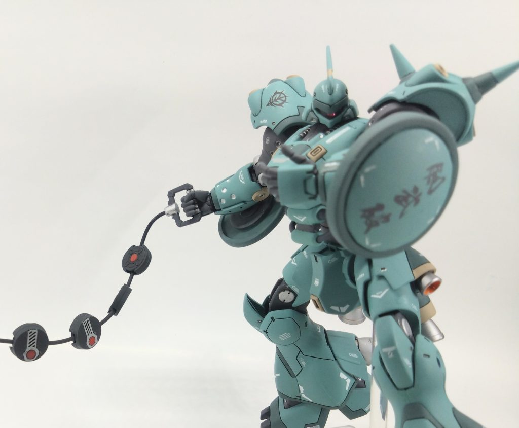 ケンプファーとミーシャさんにもしも帰って来いと言えるなら⋯という思いを込めて、せめて機動力を落とさず不要になったら捨てていい小型のバックラーを。もしかしたらコックピットだけでも守れなかったかな。盾は塗料のフタとガシャポンのカプセルで作りました。磁石で着脱可能。「剣武破」と書いてあります。手持ちの文字デカールから。