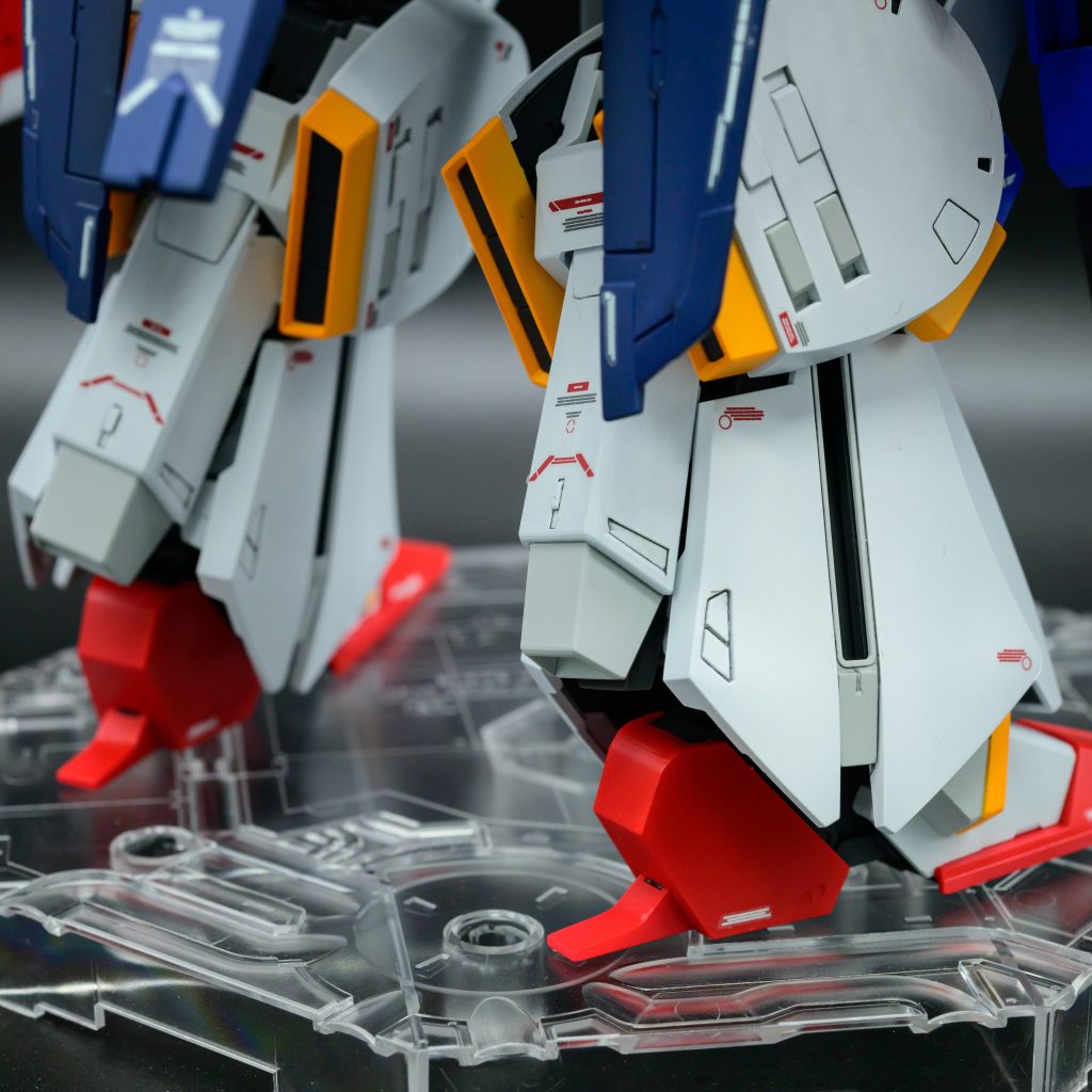 ホワイトは定番の二色で塗り分けています。久しぶりの塗装は塗料が固まってて撹拌が大変でしたｗ