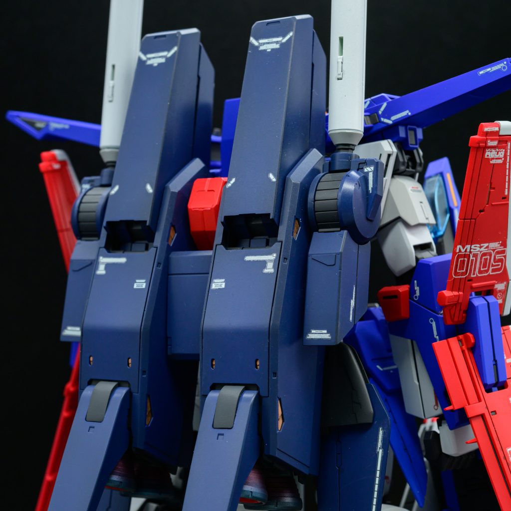 外装からチラ見えする内部フレームにアクセントでゴールドを塗っています。コアファイターなどのキャノピーはクリアブルーで塗装。