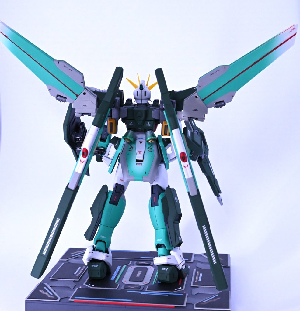 リフレクターや腰部パーツはグラデーション塗装バーニアは2重にした上でスピンサートを追加