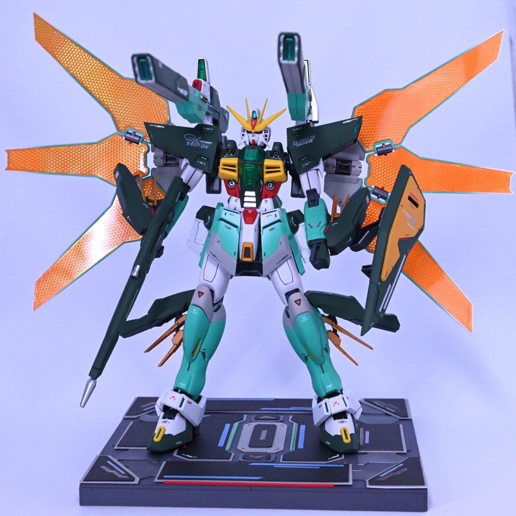 リフレクターや放熱フィンは蛍光イエローで塗装しているので暗所でブラックライトを当てるとメイン写真のように光ります