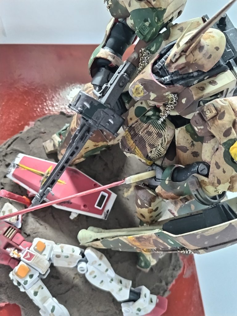 当初は、サザビーを載せる台だけにするつもりだったのですが、サザビー大きすぎて、大きめの板を入手したら、今度は他のMSも乗っちゃうよってことで、やられ役も追加しました(^^;「ジオンの再興」はこれを作ってる途中に読みました。想像以上に自由にやってますね(^^;こんなシーンはありませんが、まあ私の脳内のサイドストーリーってことでお許しを。