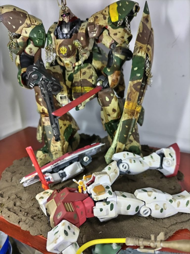 という、展開を妄想してのジオラマです(ヴィネットか?)陸戦型サザビーは先に投稿したもので、今回主役の「やられたガンダム」は、部品取りにジャンクで入手した五輪ガンダムです。(頭部とランドセルがないのは既に流用済だから)