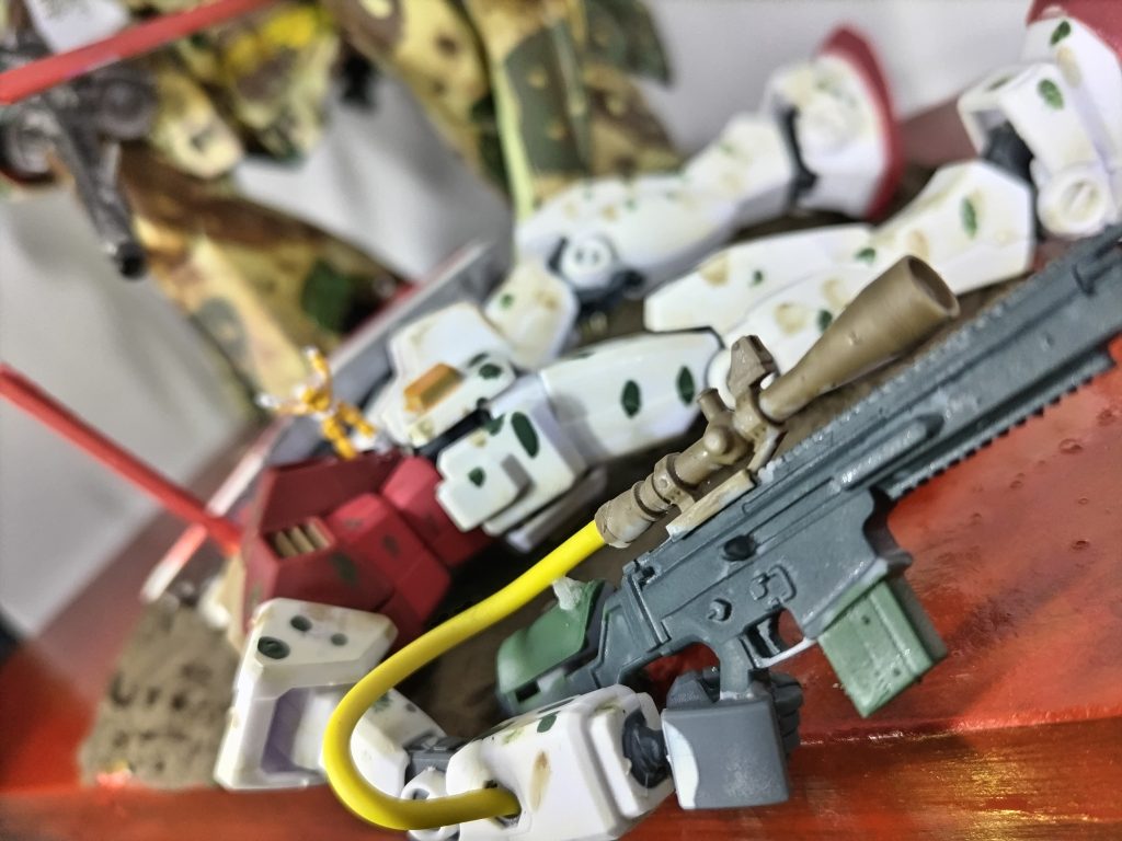 あの日、俺は後衛戦闘にかり出された。味方の撤退までの時間稼ぎだ。こういうとき、なまじガンダムに乗ってると不幸が寄ってくる。それでも、死ぬとは思わなかった。何せ、俺が乗ってるのはガンダムだし、射撃の腕には実績に裏付けられた自信があったしな。そんなわけで、狙撃戦仕様のガンダムで出撃した。装備?ああ、ホーワの試作品だ。なかなかいい銃だったな。