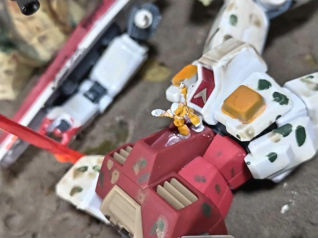 三機ほど撃破したところまでは順調だった。そろそろお開きの時間か?って時に奴が現れた。あいつは、ばかでかいサザビータイプを軽快に操ると、俺の初弾をかわし、逆に俺の機はヘッドショットを決められた。