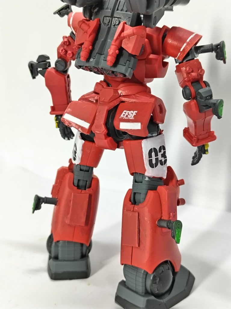 お尻の装甲は、ガンキャノンのお尻の装甲を貼り付けて、無いよりマシかなと。