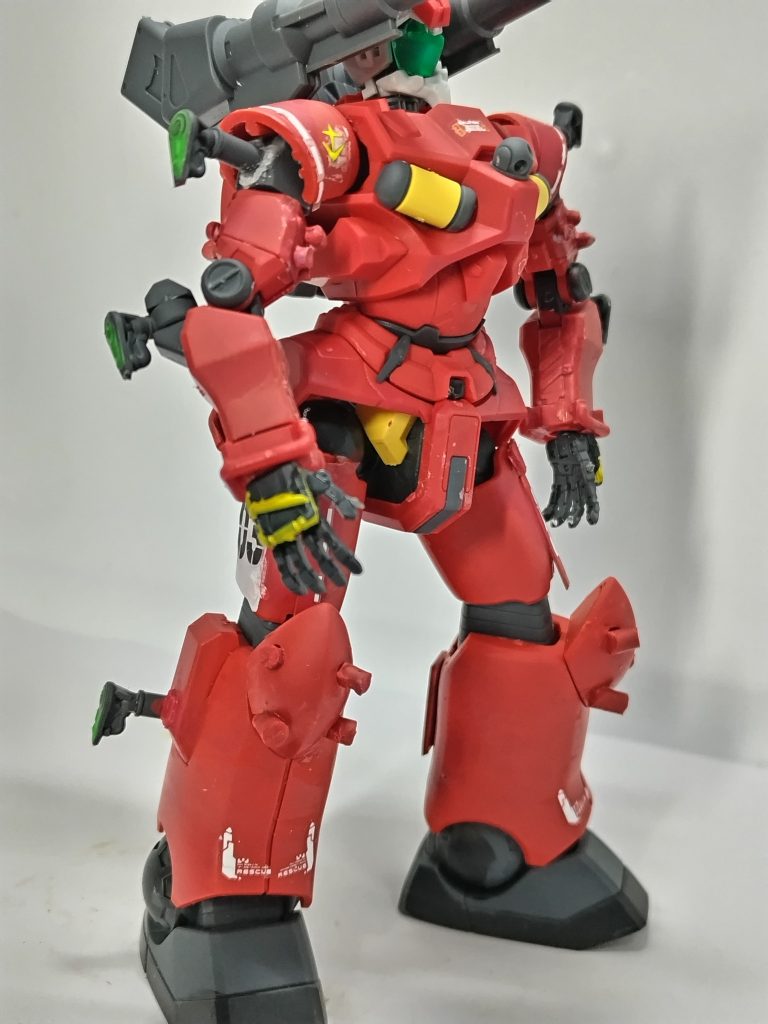 肩？はガンキャノンの腕をカットしてそれらしくしました。（上半身のボリュームアップは、一瞬考えましたが、すぐに断念）