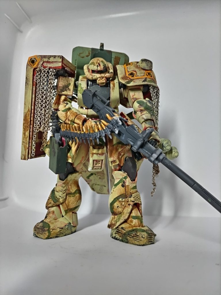 肩アーマーはMGサイコザク、腰回りはHGUCサザビー、バックパックはHGUCキラ・ドーガです。EB67(イービーロクナナ)さんの作品を見て、チェーンカーテンを真似しました。