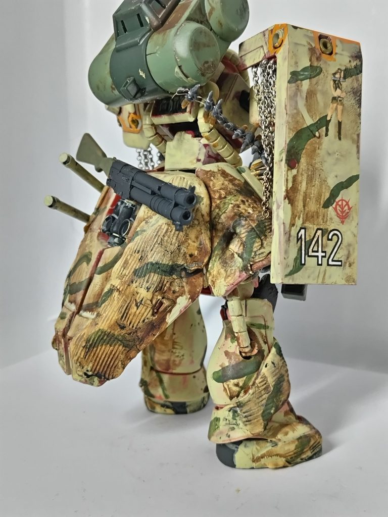 近藤版らしさのアイデンティティの、大きいバックパックはMGギラ・ドーガから。陸戦型なので、バーニアは撤去。何が入ってるんでしょうか？ということで、（一部は）弾薬庫としました。