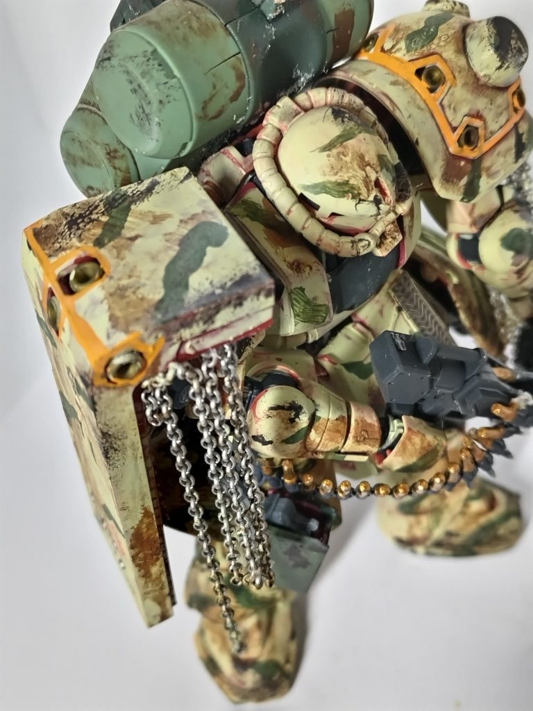 肩アーマーのオレンジのラインは、Sマインに注意の整備兵向けの危険標識です。