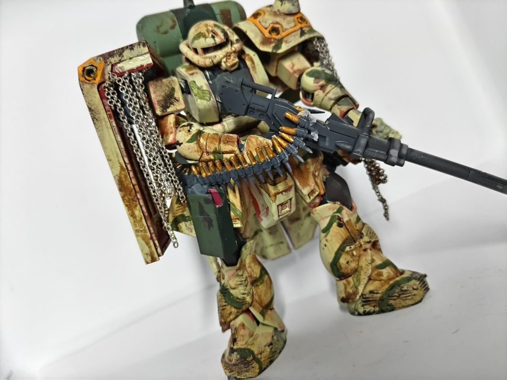 主兵装は、陸戦ガンダムの大型ライフルです。残党らしく、鹵獲品で武装。（マゼラトップ法みたいにも見えるな）弾帯はYKGさんの1/12 12.7mmライフル弾を入手。サブアーム（その1）として、ザク・アメイジングの拳銃を。