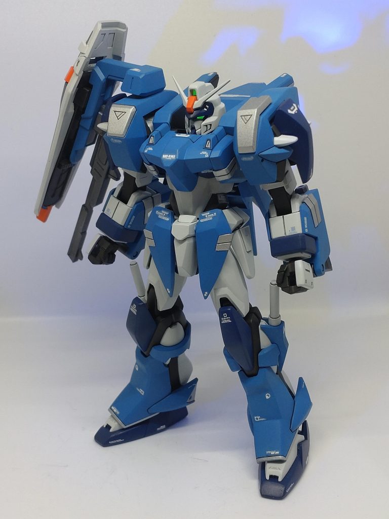 フロントビューシルバーと調色したブルーで落ち着いた色合いにしました。脚部アーマーがモナカ割りで左右から脚に挟む形式で、真ん中の合わせ目ができてしまうため、ここだけネオジム接続にして合わせ目を消しました。脚部の延長、SEED系旧HGの安定感抜群過ぎるスリッパの小型化を行いました。