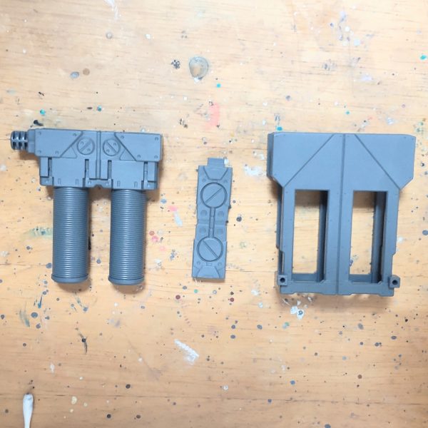 RG Hi-vガンダム専用ハイパー・メガ・バズーカ・ランチャー 後回しにすると作らないない可能性もあるので付属品を先に塗りました😁。コイツはいったい何❓️、エネルギー供給用のケーブルの巻き取り機❓️、ケーブルは、少し遊んでみました😆。（4枚目）