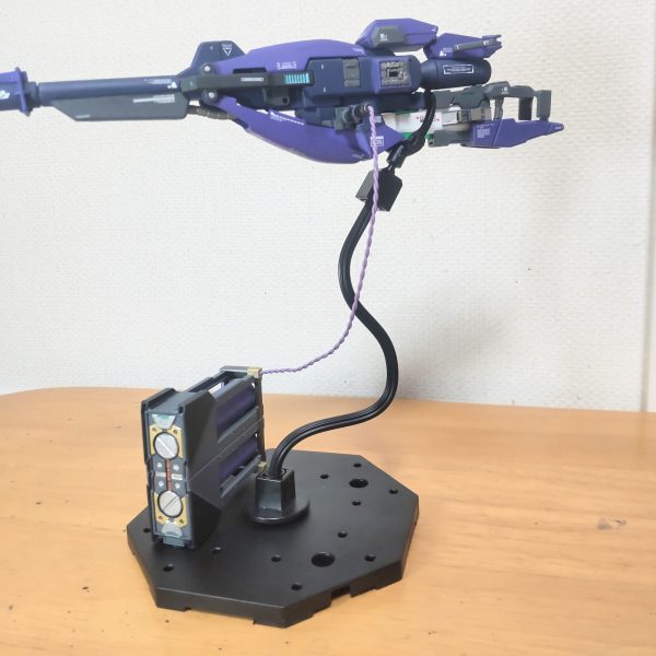 RG Hi-vガンダム専用ハイパー・メガ・バズーカ・ランチャー 後回しにすると作らないない可能性もあるので付属品を先に塗りました😁。コイツはいったい何❓️、エネルギー供給用のケーブルの巻き取り機❓️、ケーブルは、少し遊んでみました😆。（2枚目）