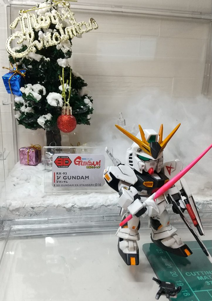 アクションベースを雪けむりで隠しているので外せます。ハンドパーツはHGのオプションパーツを購入しました。この時、バーニアやデカールも売ってることも知ります。シールドの裏のミサイルとかはランナーから作りました。