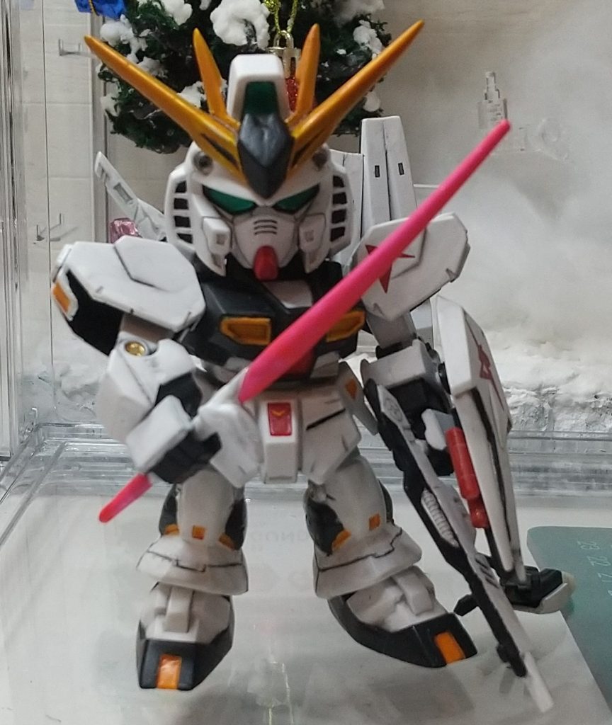 下地はタミヤのサーフェイサーの白塗料はアクリジョンで筆塗りしました。使用したのは、つや無しホワイト・つや無しブラック・レッド・オレンジイエロー・シルバー・メタリックグリーン・蛍光ピンクスミ入れはタミヤの流し込みブラック仕上げはミスタースーパークリアのつや無し。シールドと肩にはシール使っちゃいました。スジ彫りは100均のケガキ針とデザインナイフでやりましたが、難しい…良い工具を買わねばとなりました。